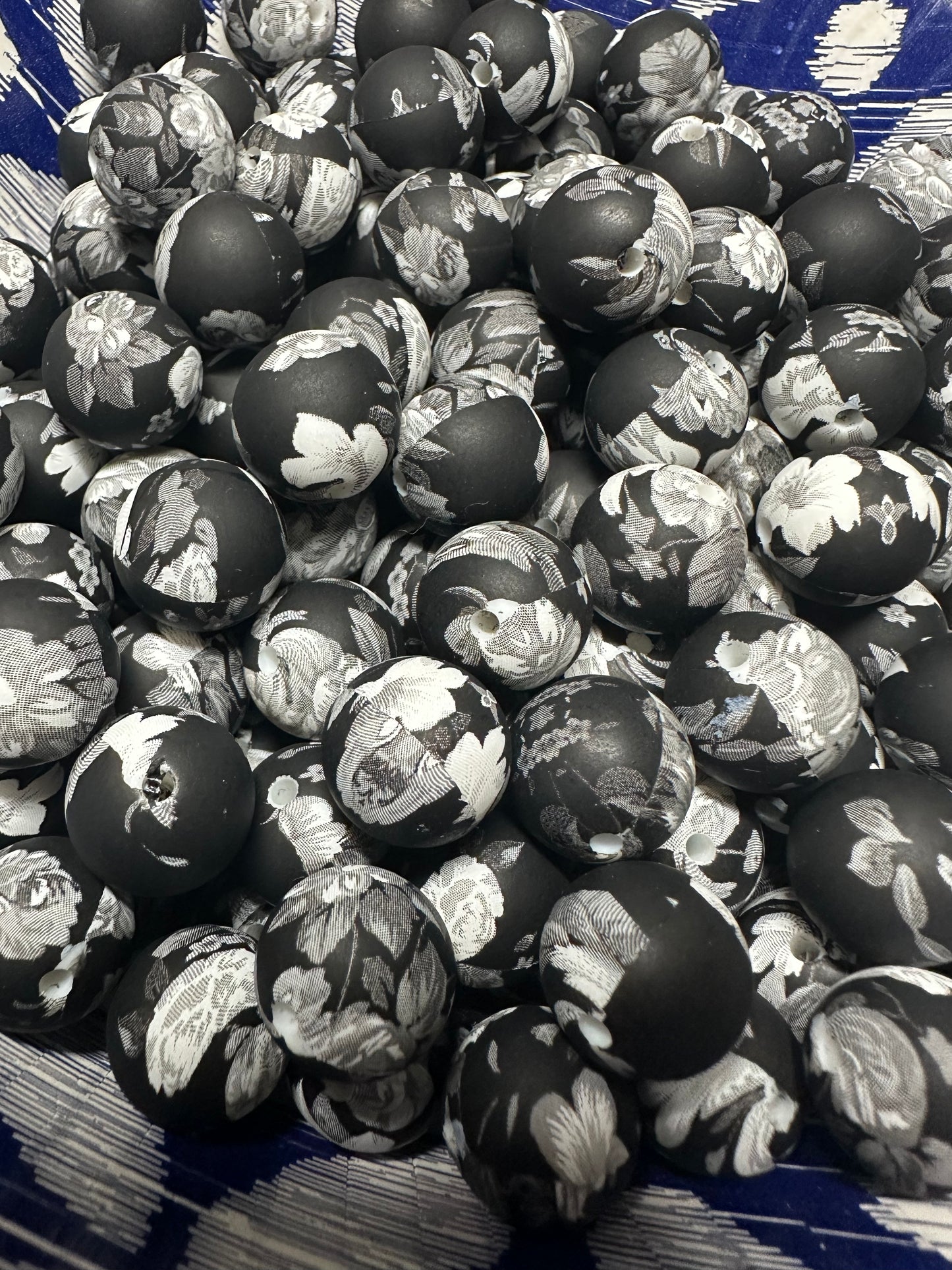 P34- Black and white roses